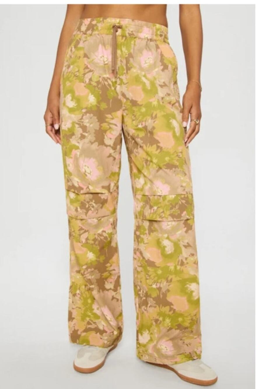 NWT Fabletics woven crinkle pant gouache bouquet size large (tall)